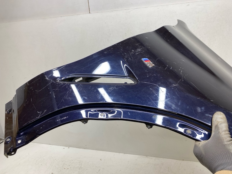 Крыло переднее правое