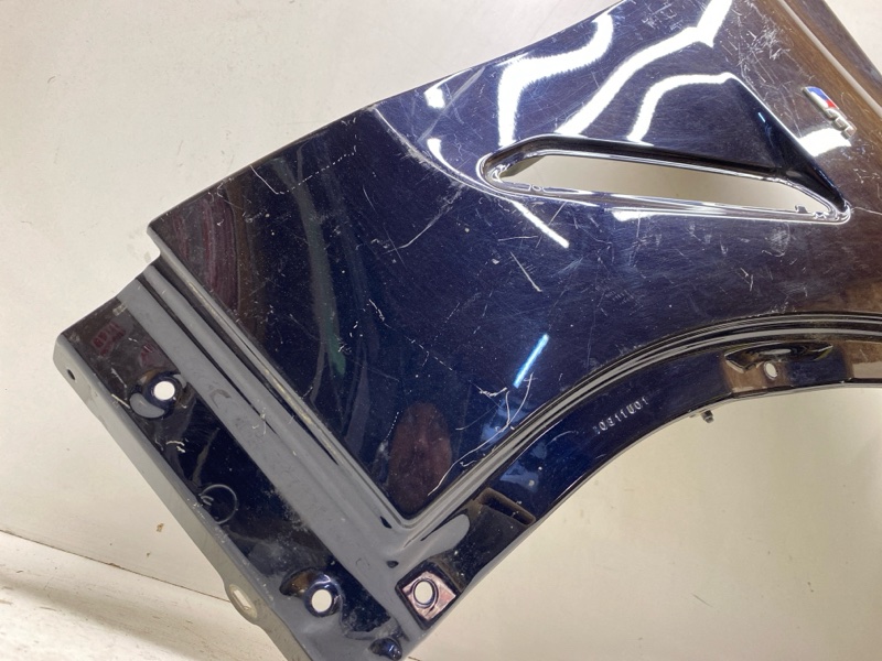 Крыло переднее правое