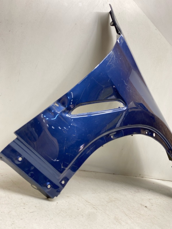 Крыло переднее правое