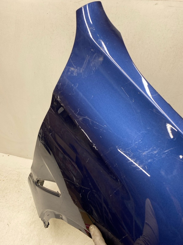 Крыло переднее правое