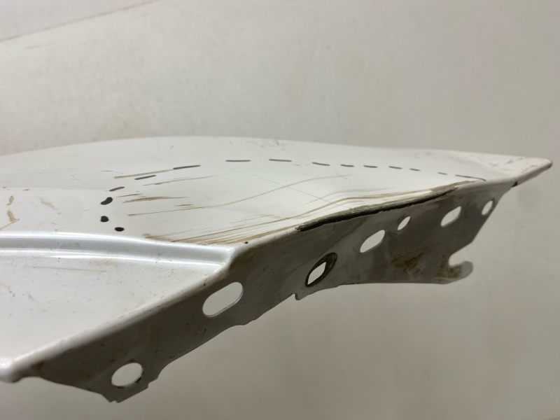 Крыло переднее правое