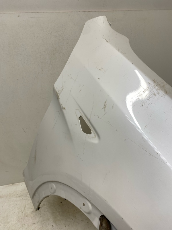 Крыло переднее правое