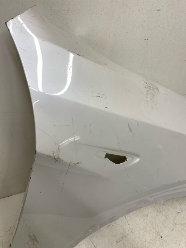 Крыло переднее правое