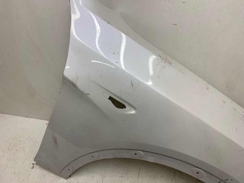 Крыло переднее правое