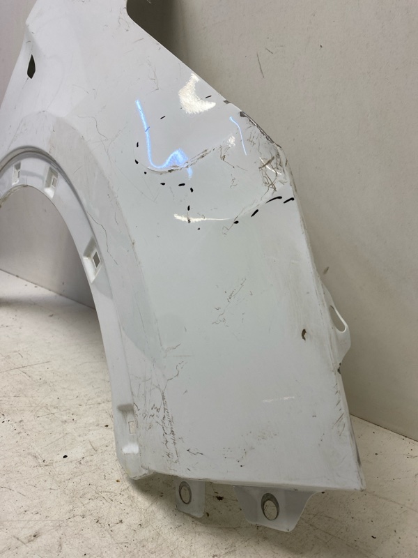 Крыло переднее правое