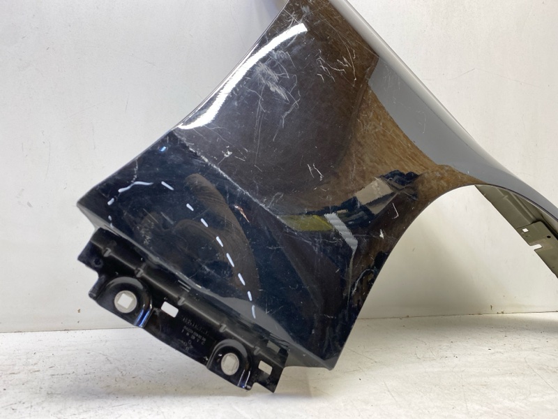 Крыло переднее правое