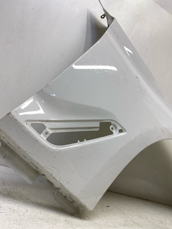 Крыло переднее правое