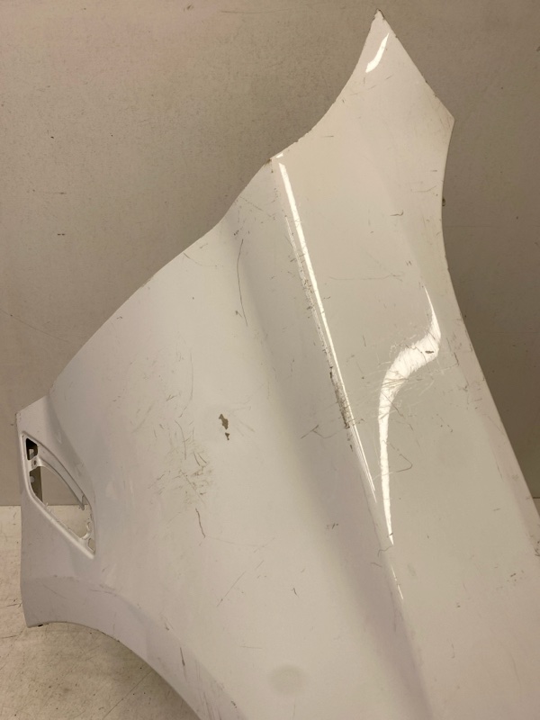 Крыло переднее правое