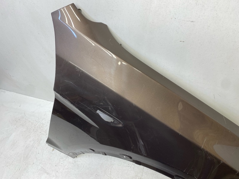 Крыло переднее правое