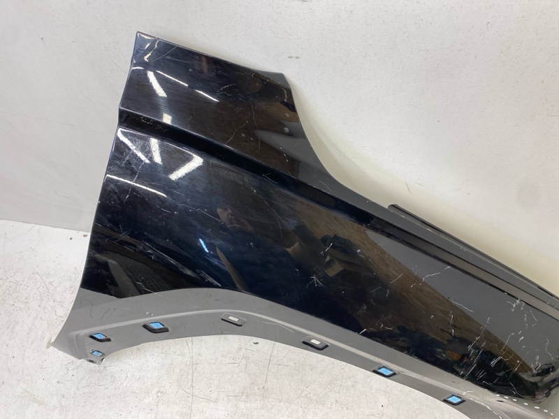 Крыло переднее правое