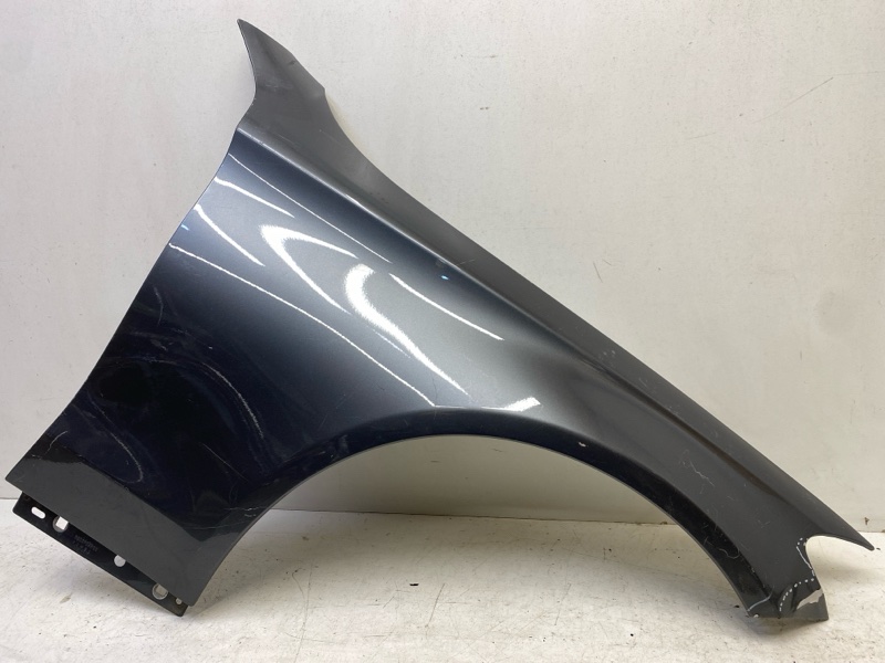 Крыло переднее правое