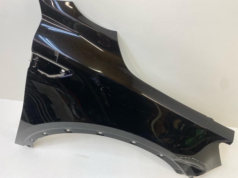 Крыло переднее правое