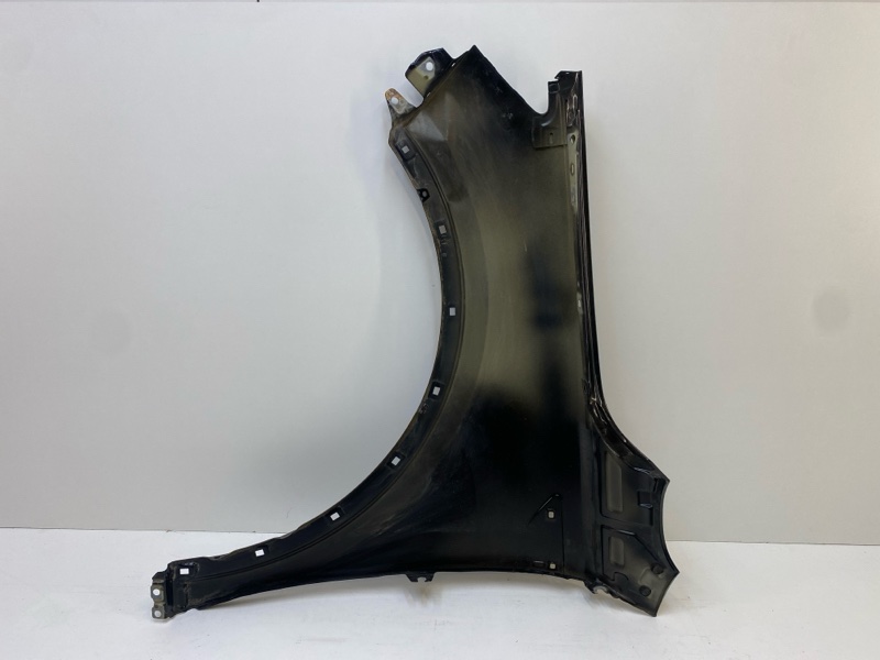 Крыло переднее правое