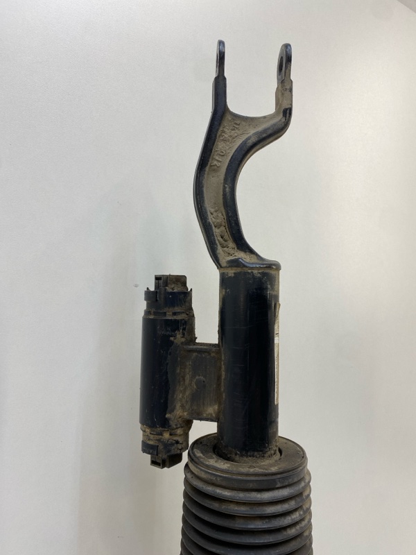 Амортизатор передний левый