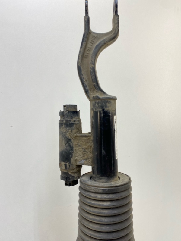 Амортизатор передний левый