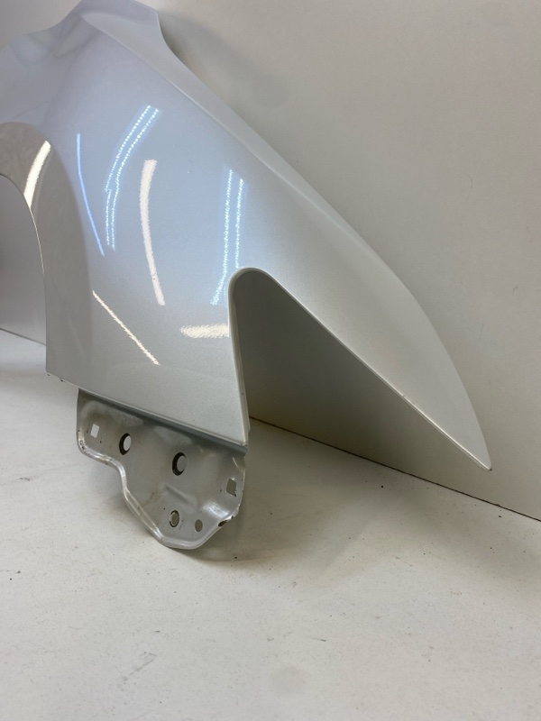 Крыло переднее правое