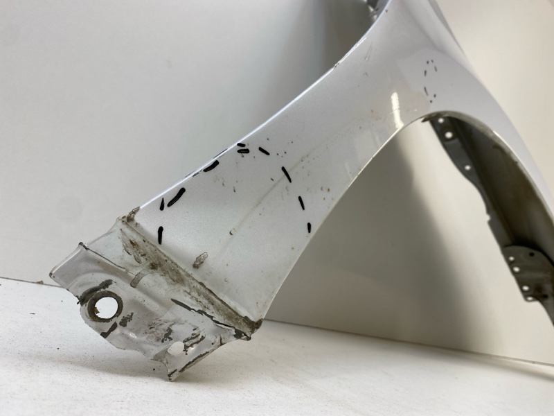 Крыло переднее правое