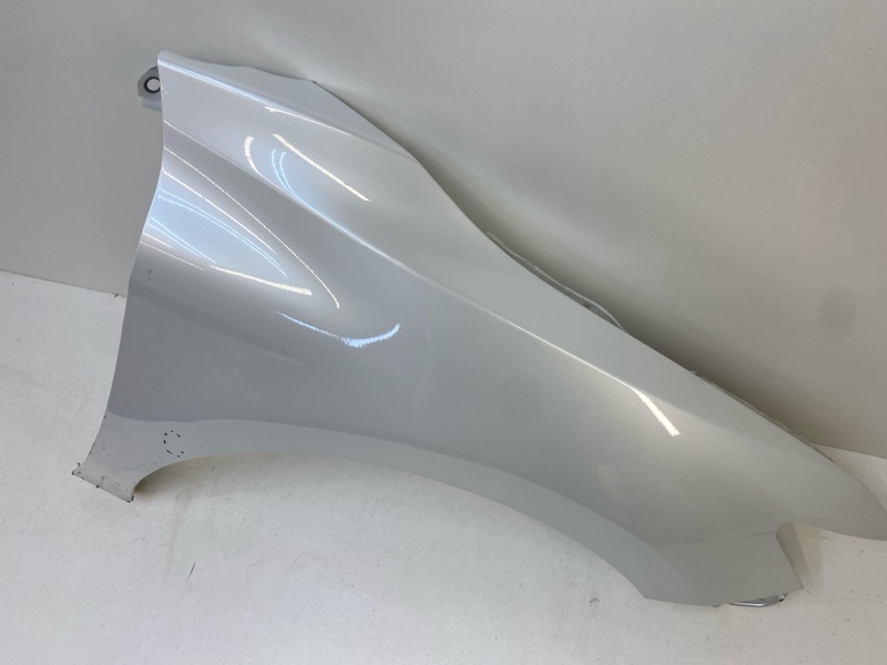 Крыло переднее правое