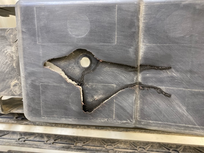 Жалюзи (воздуховод) бампера переднего