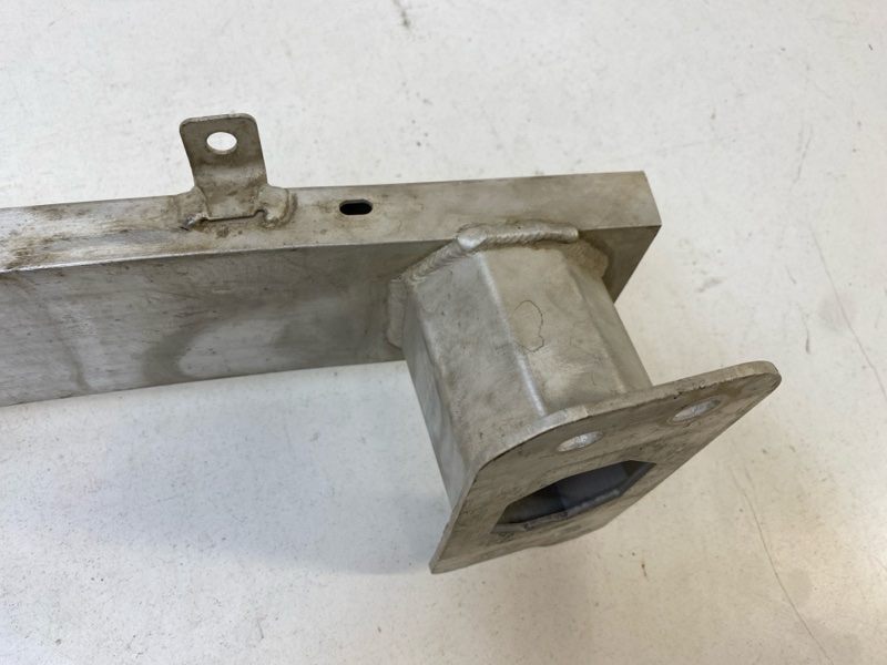 Усилитель переднего бампера