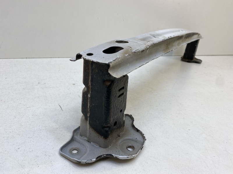 Усилитель переднего бампера