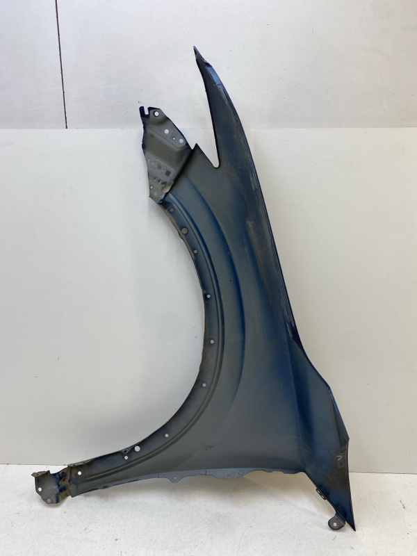 Крыло переднее правое