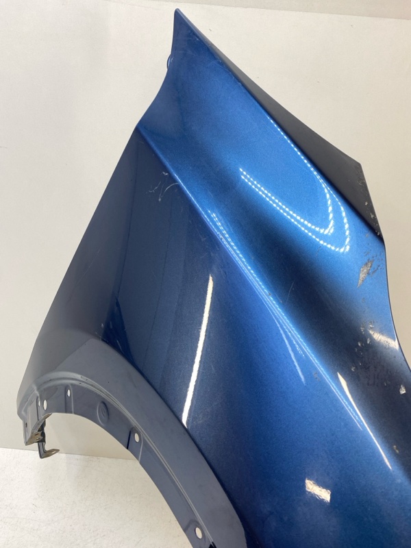 Крыло переднее правое