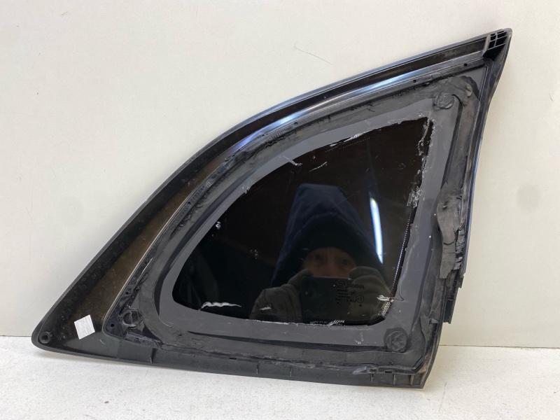 Стекло кузовное глухое левое