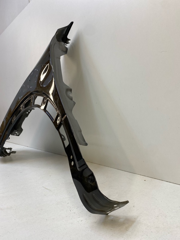 Крыло переднее левое