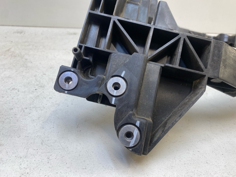 Кронштейн фар правый