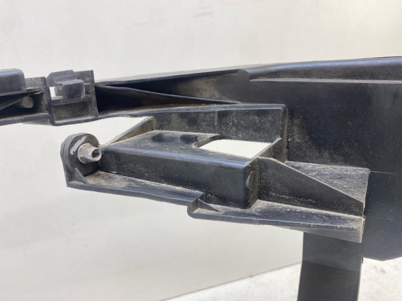 Кронштейн фар правый