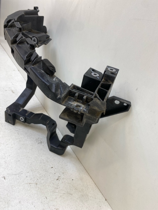 Кронштейн фар правый