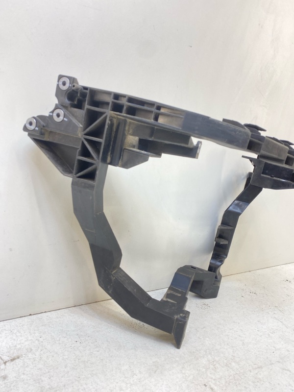 Кронштейн фар правый