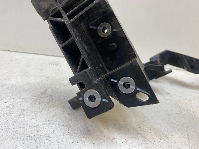 Кронштейн фар правый