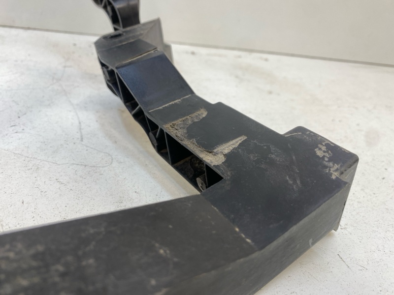 Кронштейн фар правый