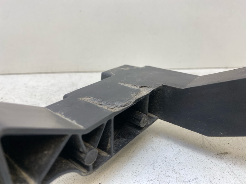 Кронштейн фар правый