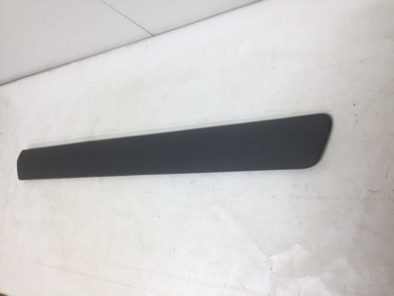 Накладка двери передней правой