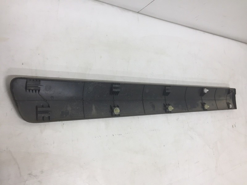 Накладка двери передней правой