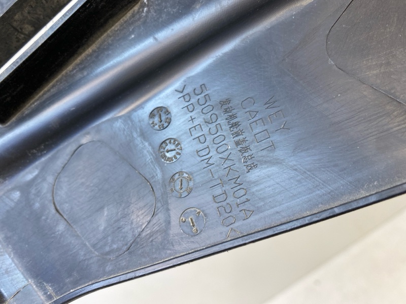 Кожух замка капота