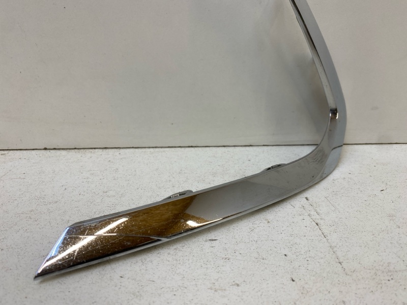 Молдинг переднего бампера левый