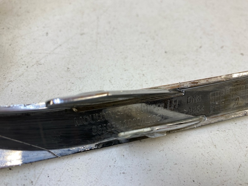 Молдинг переднего бампера левый