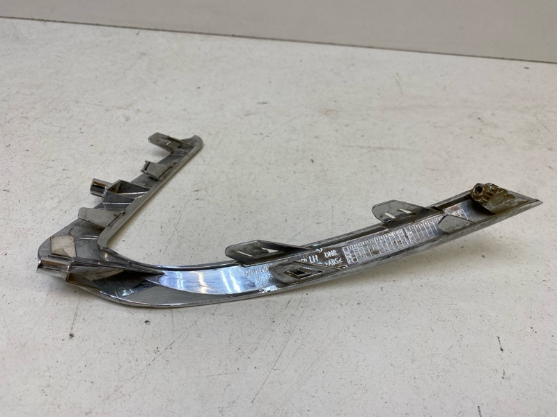 Молдинг переднего бампера левый