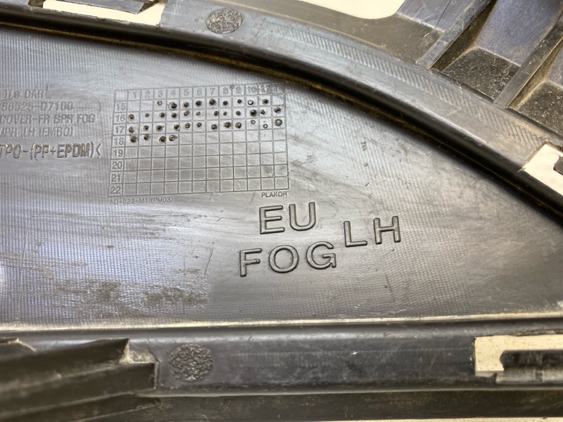 Рамка противотуманной фары левой