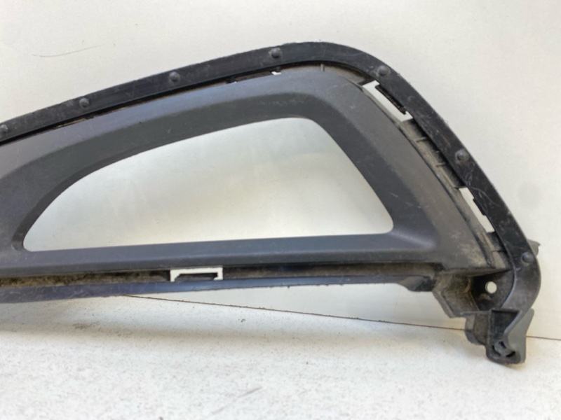 Рамка противотуманной фары левой