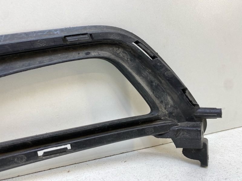 Рамка противотуманной фары правой