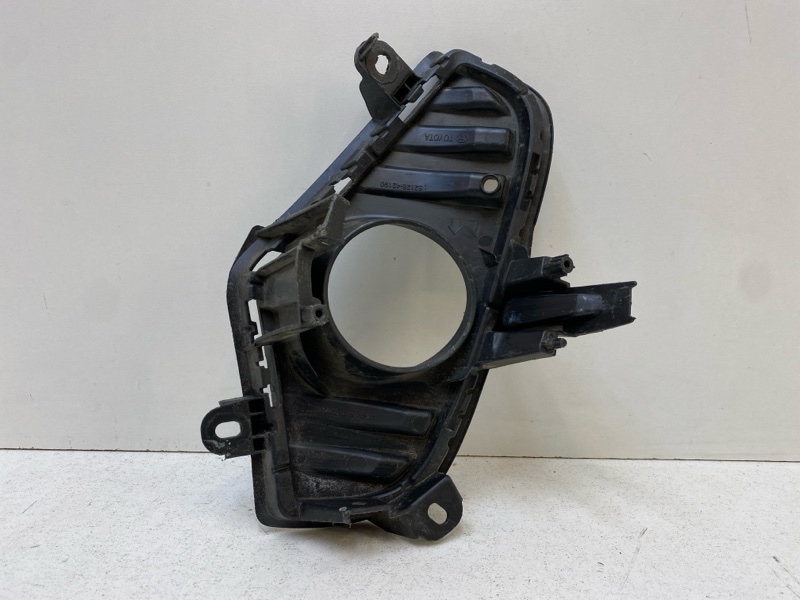 Рамка противотуманной фары левой