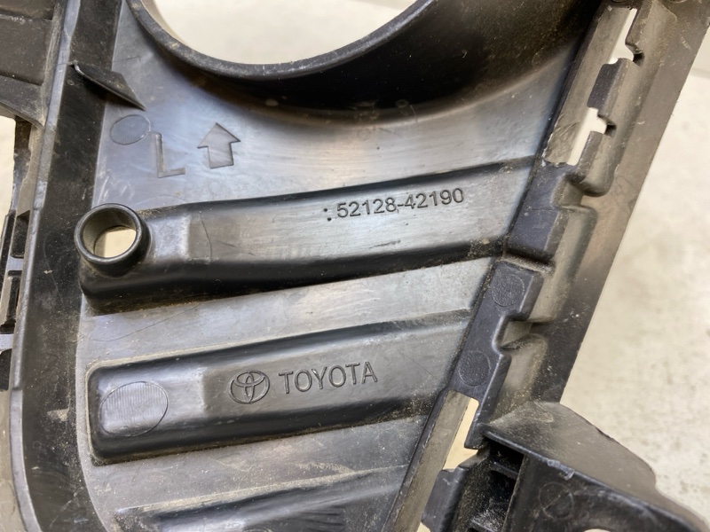 Рамка противотуманной фары левой