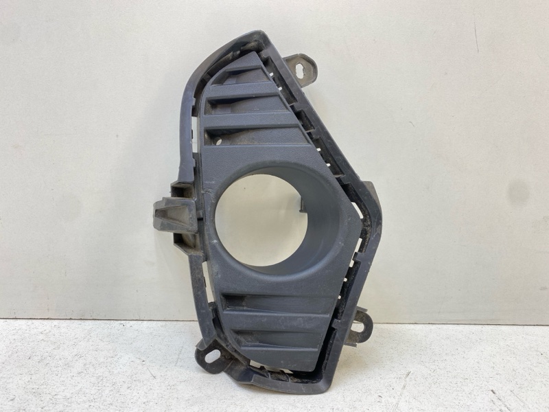 Рамка противотуманной фары левой