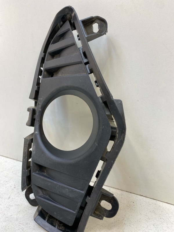 Рамка противотуманной фары левой