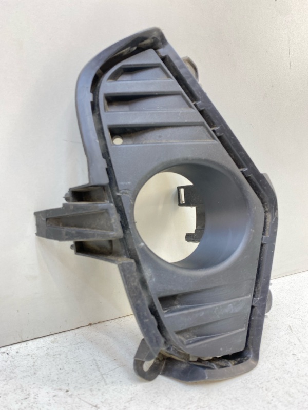 Рамка противотуманной фары левой